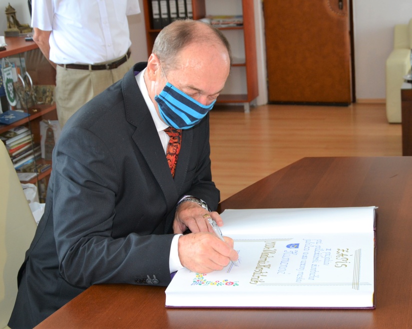 Vladimír Kostilník pri podpise do Pamätnej knihy mesta