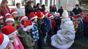 škôlkari z MŠ na ulici SNP poďakovali za darčeky krásnymi pesničkami