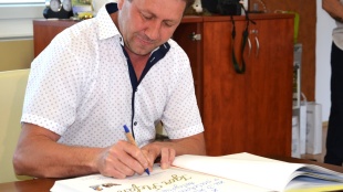Igor Štefan pri podpise do pamätnej knihy