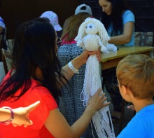 Deti vyrábali vlnených panákov a bábiky