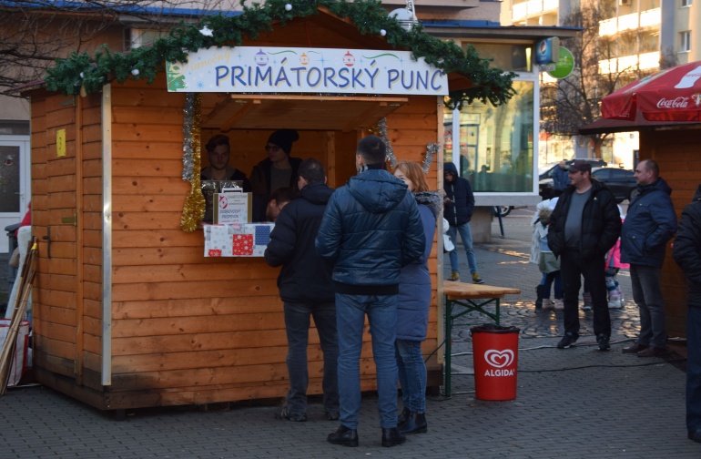 Drevený stánok na námestí