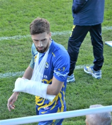 Filip Bednár s dlahou na ruke