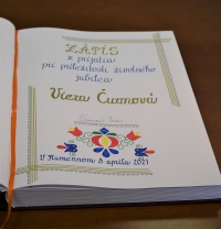Podpis do pamätnej knihy mesta Humenné. Viera Čurmová
