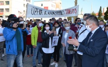 Primátor Miloš Meričko a protestujúci Nexisáci