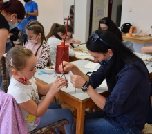Rozkvitnutá vetvička z druhotných surovín