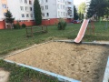 Správa rekreačných a športových zariadení pokračuje v dopĺňaní piesku na detských ihriskách