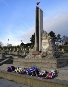 V rámci Spomienkovej cesty odobrali hrsť zeme z desiatich vojenských cintorínov