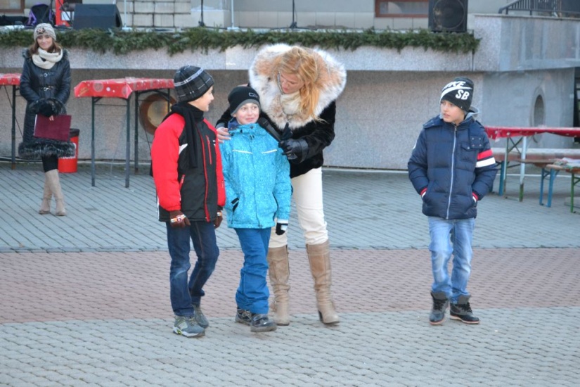 Sviečku a fontánu zo svetielok rozsvietila primátorka mesta Jana Vaľová s deťmi