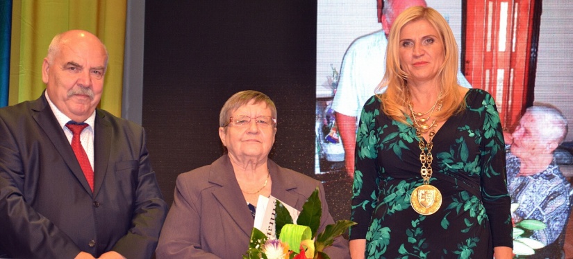 Ocenená pani Šepeľáková (cenu prevzala jej dcéra)