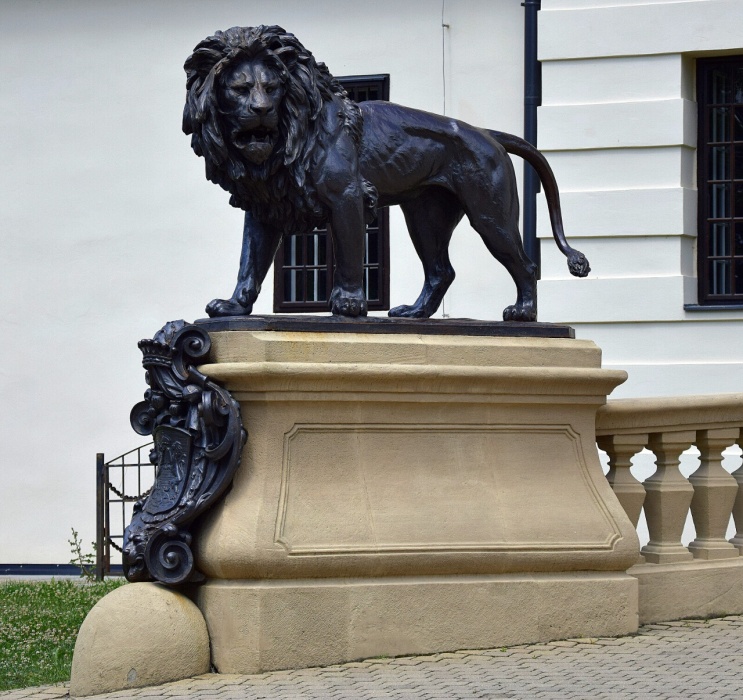 Lev s balustrádou vľavo dole