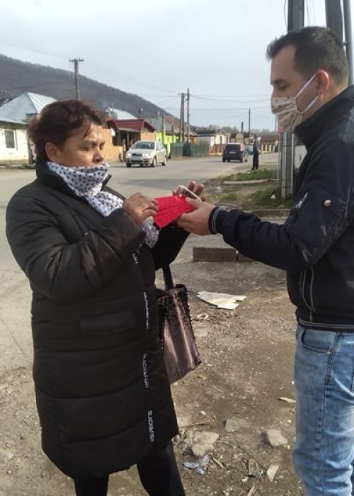 Na Podskalke rúška seniorom