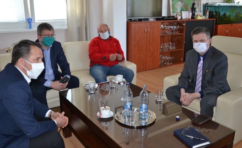 Zástupcovia Nexis Fibers, a.s. Humenné a primátor Miloš Meričko