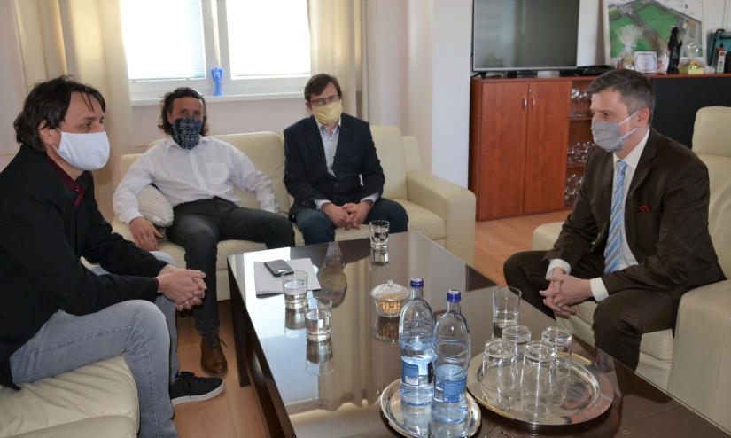Zástupcovia Chemes, a.s. Humenné a primátor Miloš Meričko