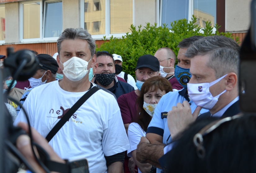Primátor Miloš Meričko a protestujúci Nexisáci