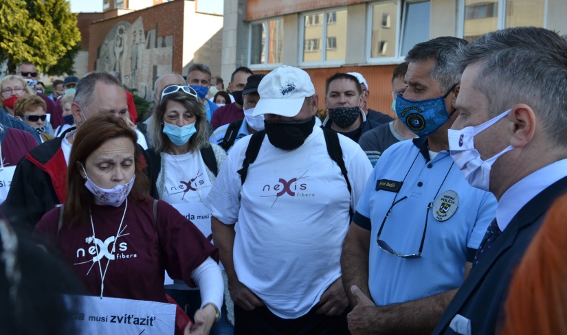 Primátor Miloš Meričko a protestujúci Nexisáci