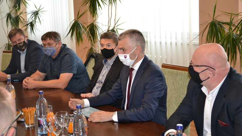 Jaroslav Kmeť a zástupcovia Slovenskej správy ciest
