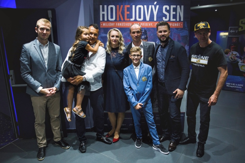 Predpremiéra Hokejový sen. Dominik Kríž druhý sprava