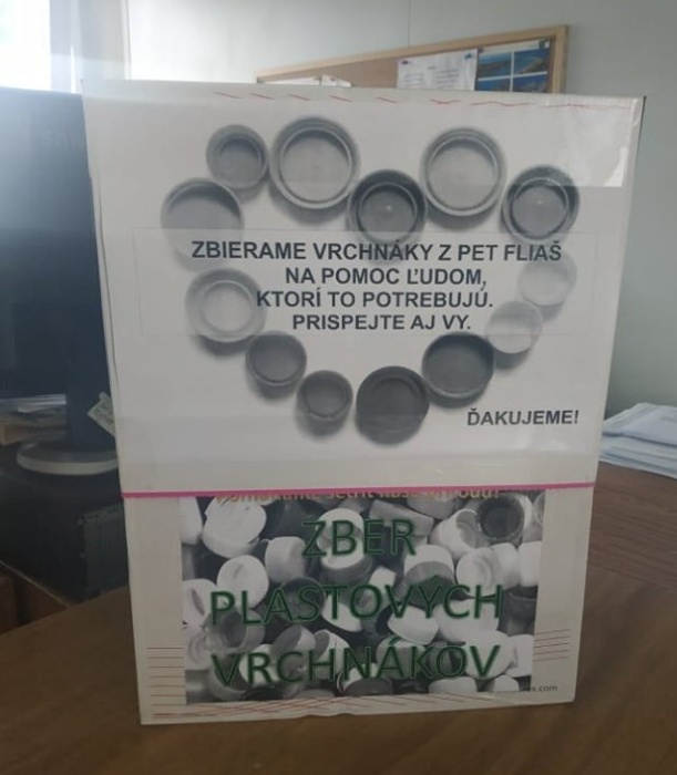 Zbierame plastové vrchnáky, pomáhame