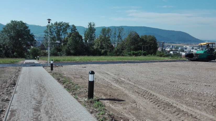 Chodníky zo zámkovej dlažby so svietidlami