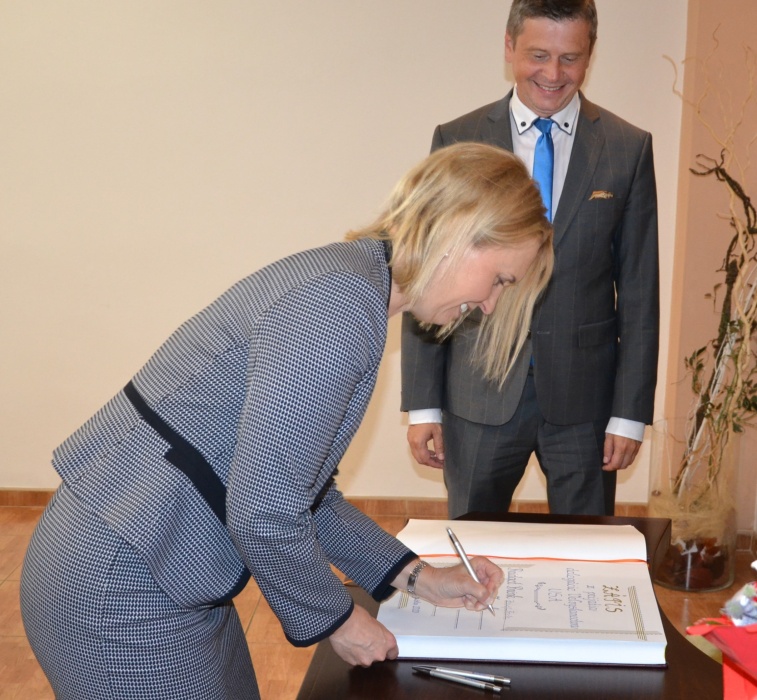 Podpis do pamätnej knihy mesta Humenné
