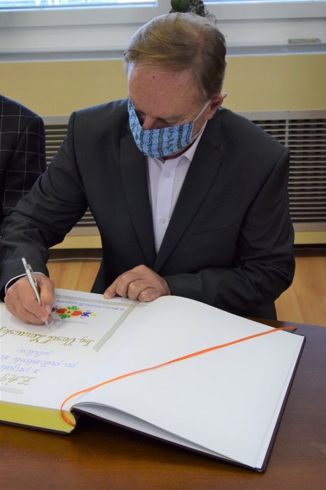 Vasil Lauruský pri podpise do Pamätnej knihy mesta