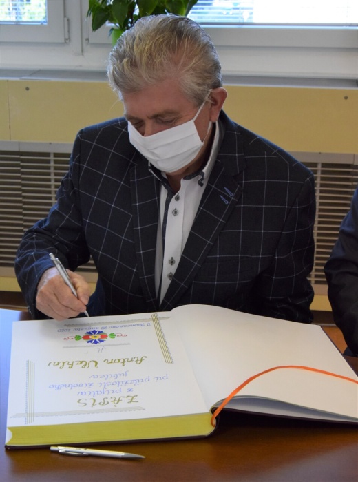 Anton Ulehla pri podpise do Pamätnej knihy mesta