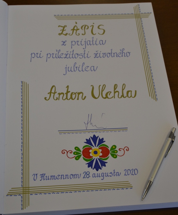 Podpis v Pamätnej knihe mesta Humenné