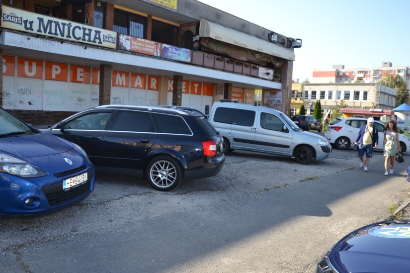Parkovacia plocha pred nákupným centrom Ulice SNP