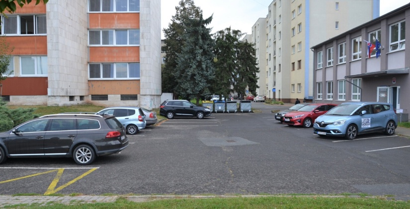 Poloprázdne parkovisko pri MsÚ