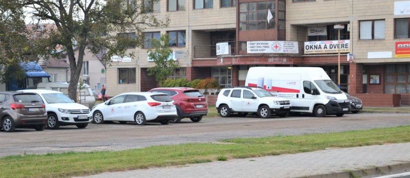 Poloprázdne parkovisko pred MsÚ