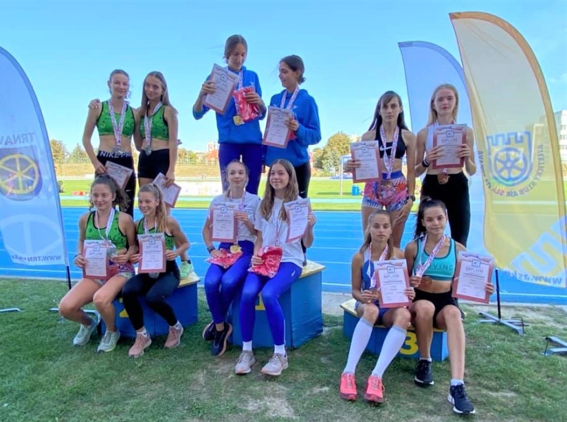 Dievčenská štafeta 4 x 300 m bronzová