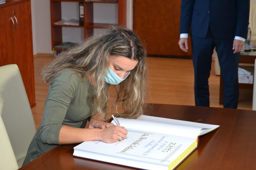 Dominika Sakáčová pri podpise do Pamätnej knihy mesta Humenné
