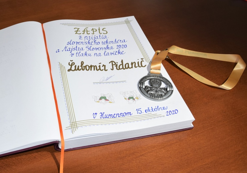 Podpis do pamätnej knihy mesta Humenné