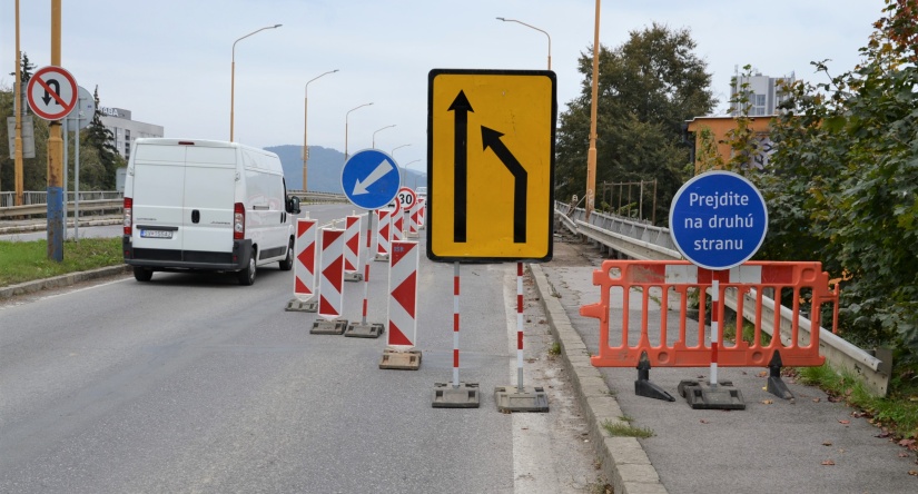 Opravy chodníkov na nadjazde