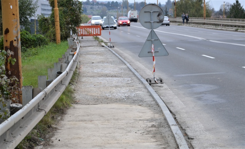 Opravy chodníkov na nadjazde