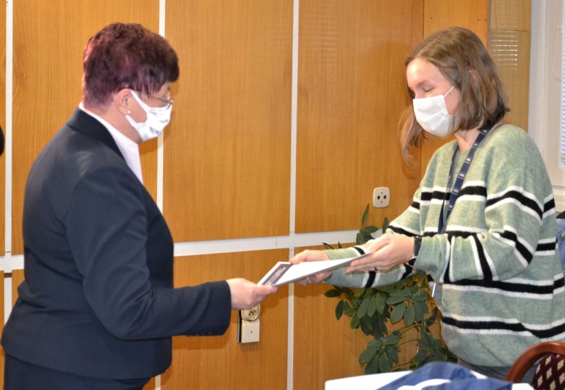 Alexandra Harvanová preberá ocenenie za najlepší tím v počte jázd (Kyslíkový dlh)