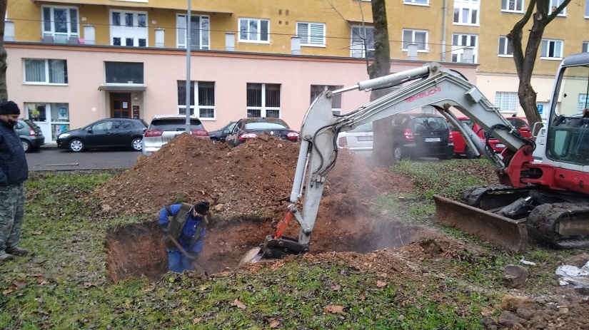 HAVÁRIA POTRUBIA v parčíku za „Duklou“