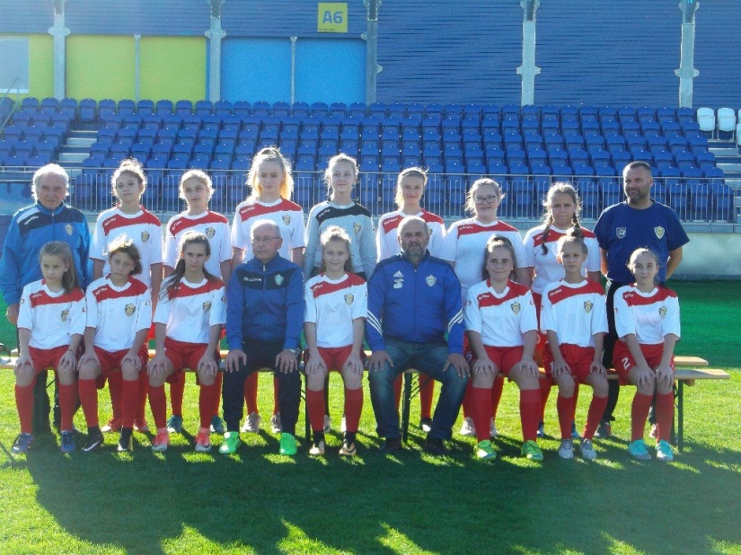 Pavol Čečko (vľavo) a mladé humenské futbalistky