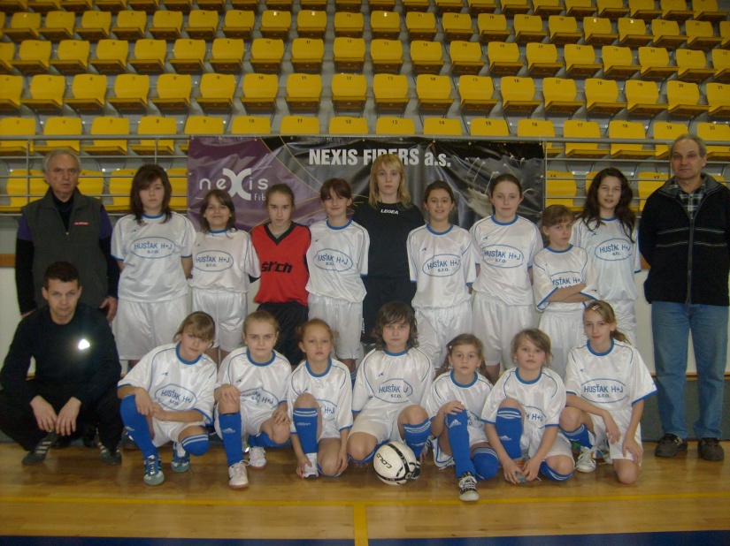 Pavol Čečko (vľavo) a mladé humenské futbalistky