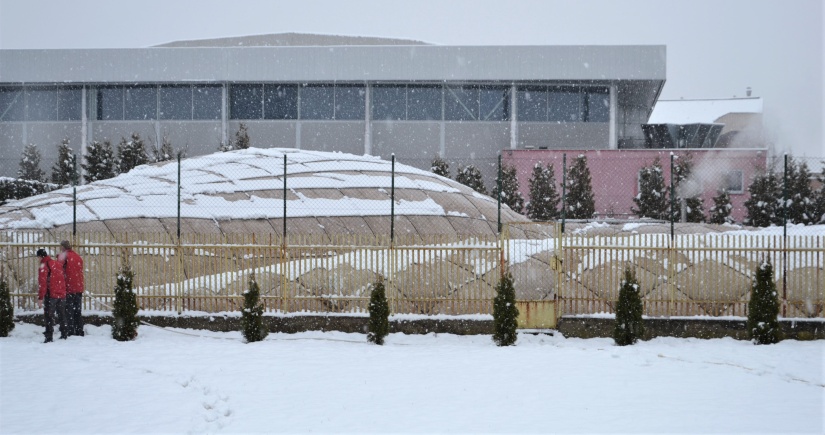 Ťažký sneh zalomil tenisovú halu