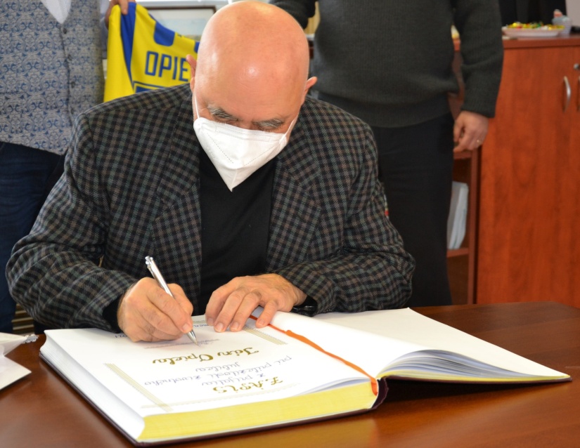 Zápis do Pamätnej knihy mesta Humenné
