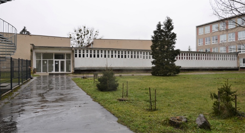 Bočný vchod školy (určený pre očkovanie)
