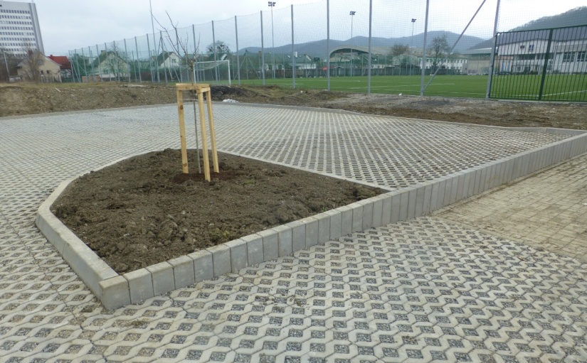 Dokončené odstavné plochy pri futbalovom štadióne