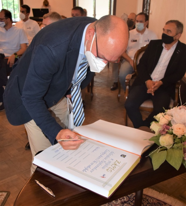 Eric Adler pri podpise do Pamätnej knihy mesta Humenné