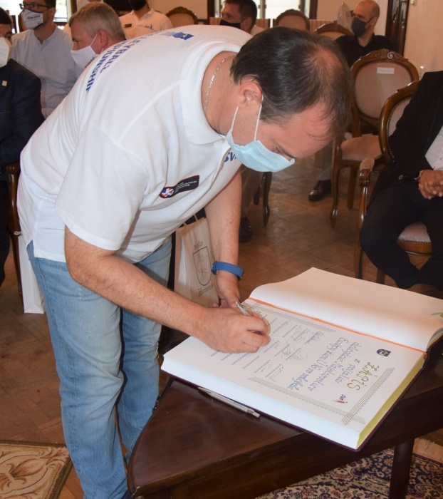 Sabroso Moratilla Francisco pri podpise do Pamätnej knihy mesta Humenné