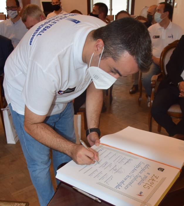 Yener Seçkin pri podpise do Pamätnej knihy mesta Humenné