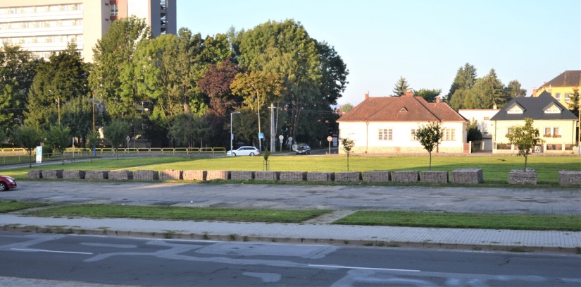 Parkovisko pred MsÚ Humenné - začína sa rekonštrukcia