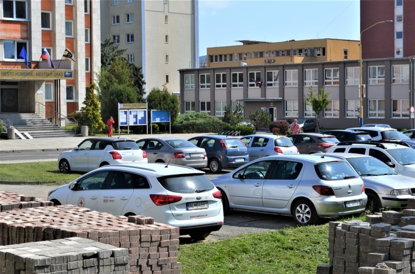 Parkovisko pred MsÚ Humenné - začína sa rekonštrukcia