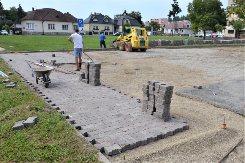 Rekonštrukcia parkoviska pred MsÚ Humenné