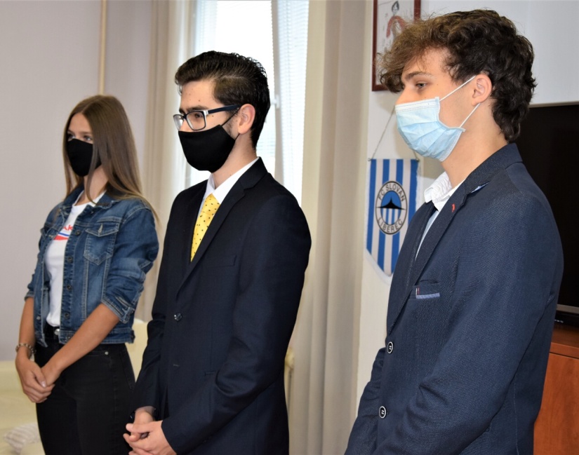 Samuel Kolesár, Samuel Koribanič a Natália Bobaľová na návšteve u primátora mesta